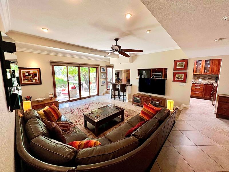 Sunken living room with courtyard view, Palm Springs monthly rental