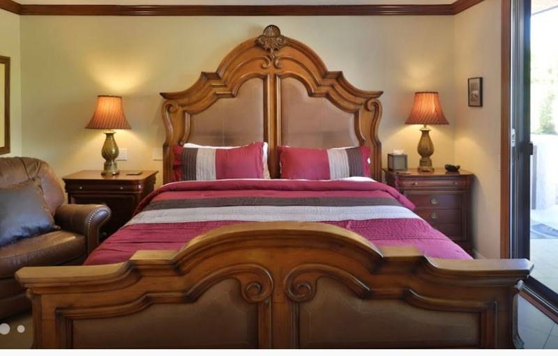 Primary king bedroom suite with ensuite bath, Midtown Palm Springs rental