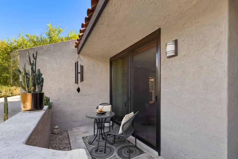 Front patio with breakfast nook